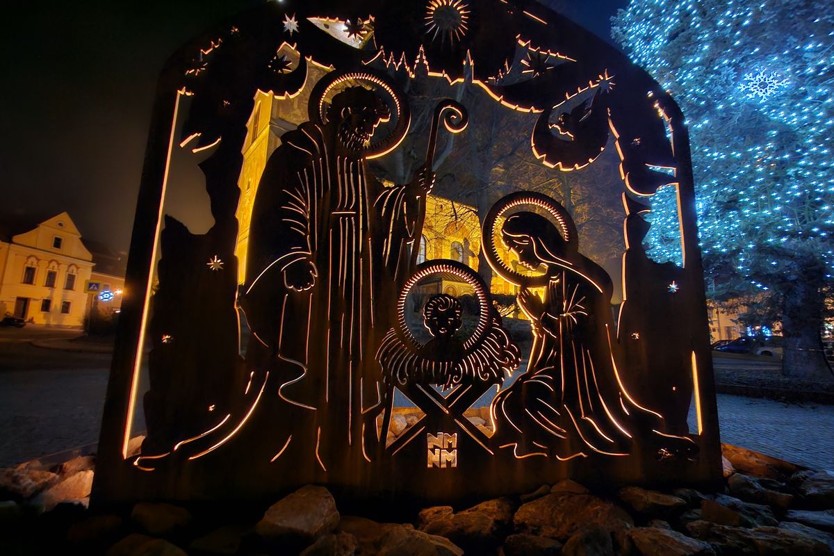 Tomski navrhl pro Nové Město betlém dvou tváří. Připomíná magické dětské vystřihovánky