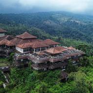 Nedokončený komplex luxusních hotelů na Bali známý jako Ghost Palace Hotel pomalu ale jistě pohlcuje příroda. I tak se ale dostal do mnoha světových turistických průvodců.