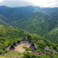 Horská vesnice Wae Rebo na indonéském ostrově Flores proslulá tradičními kuželovitými domy. Nachází se ve výšce 1100 m n. m.