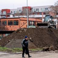 Obyvatelé Malešic musí často procházet staveništěm, hotovo má být v roce 2027. 