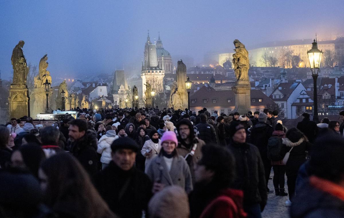 Praha je jedno z nejfotogeničtějších měst na světě. V době sociálních sítí jí to ale spíš škodí. A na Karlově mostě je to poznat.