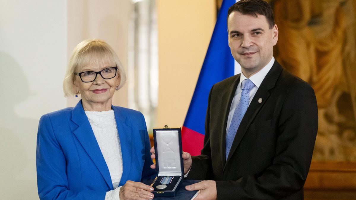 Macinka předal medaili Evě Filipi. Dostat někoho z Asadova vězení byl dobrý pocit, řekla diplomatka