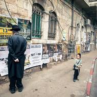 Na televizi se ortodoxní židé nedívají, internet nemají. Místo facebookových zdí mají obyčejné zdi. 
