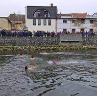 Tradičnímu propagační otužování v řece Jihlavě v centru Třebíče přihlížely davy lidí.
