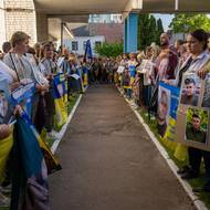 Stovky zoufalých lidí přijely na sever Ukrajiny, kde probíhala doposud největší, třídenní, výměna zajatců ve formátu 1000 na 1000. V naději, že se tam setkají se svými blízkými, kteří skončili v ruských zajateckých táborech. 25. května 2025.
