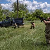 Ukrajinští vojáci zaujali formaci a jsou připraveni sestřelit ruský FPV dron. 14.května 2025.