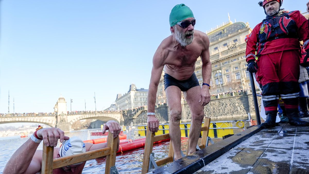 FOTO: Stovky otužilců ve Vltavě a teplota vody pod čtyřmi stupni
