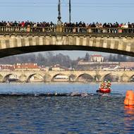 Z mostu Legií sledovaly otužilce stovky zvědavců, teple oblečených. 