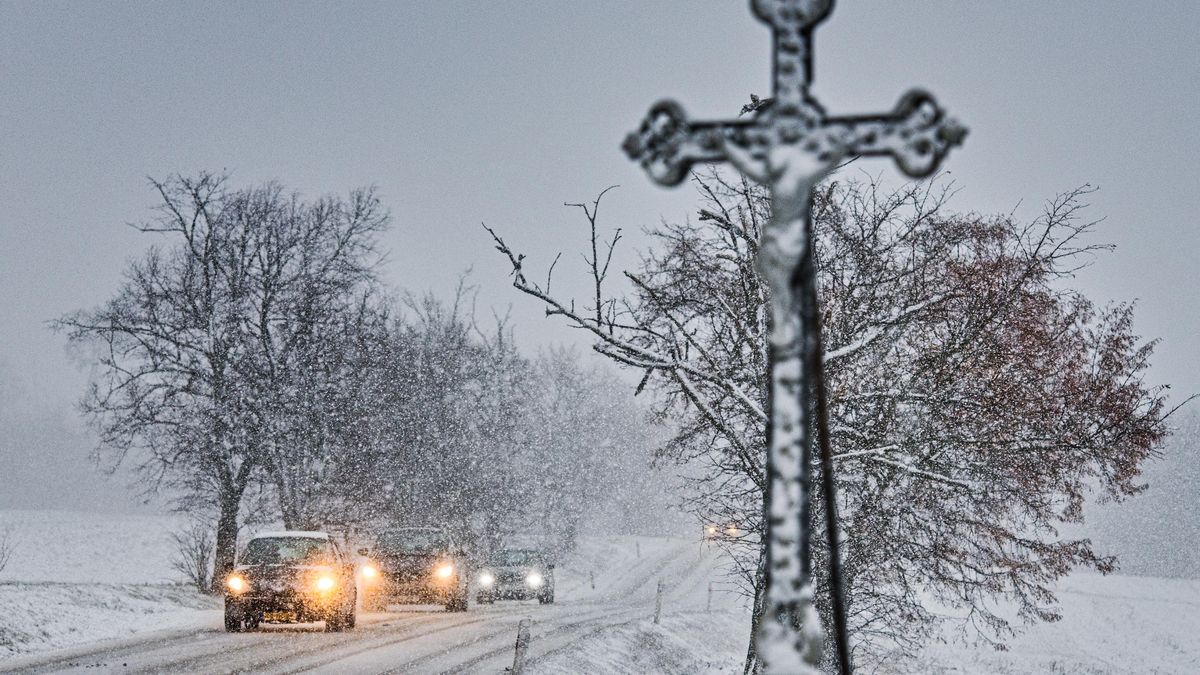 Řidiči se sjíždějí k nebezpečnému driftování na čerstvém sněhu. Policie sotva stíhá rozdávat pokuty