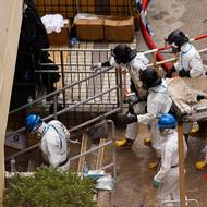 Z domů stále vynáší těla, jak se záchranáři dostávají výš. 