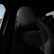 Nechybí výšivka s číslováním.