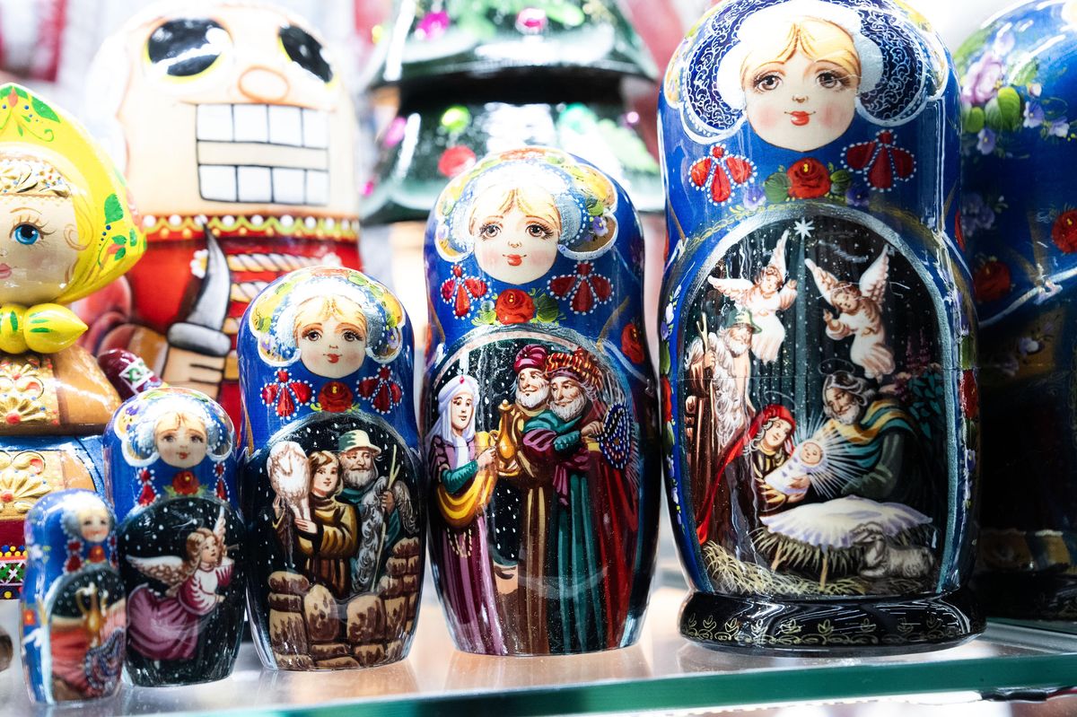 FOTO: Ruské Vánoce v Praze. Historické centrum zaplavil nevkus