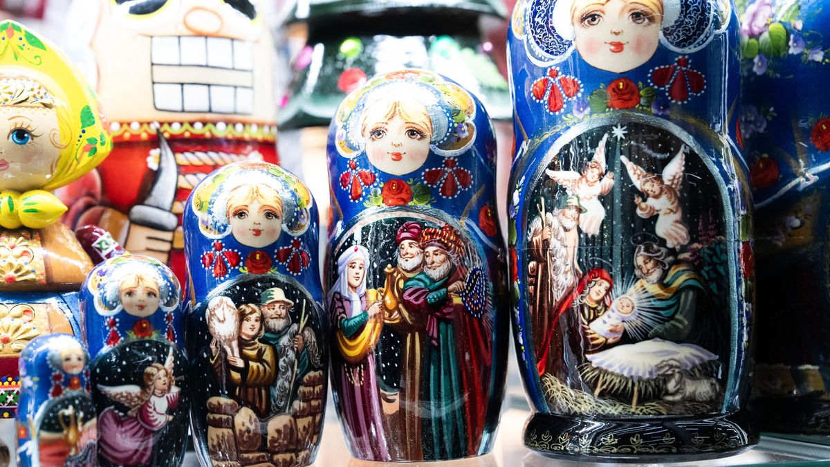 FOTO: Ruské Vánoce v Praze. Historické centrum zaplavil nevkus