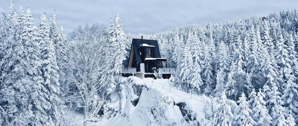 Chata stojí mimo civilizaci, a tak si obyvatelé mohou užívat výhledu na hvězdné nebe a někdy i polární záři.
