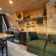 Chata je zařízena vším potřebným a sálá z ní útulná atmosféra.