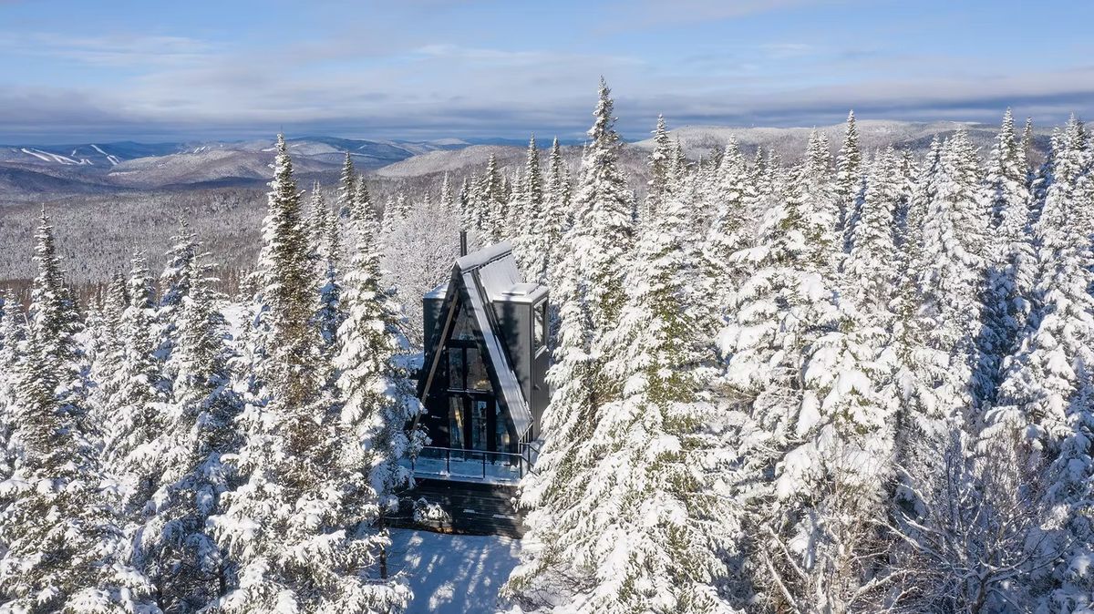 Áčková chata v zasněžených horách – trojúhelník mezi stromy, který si zamilujete