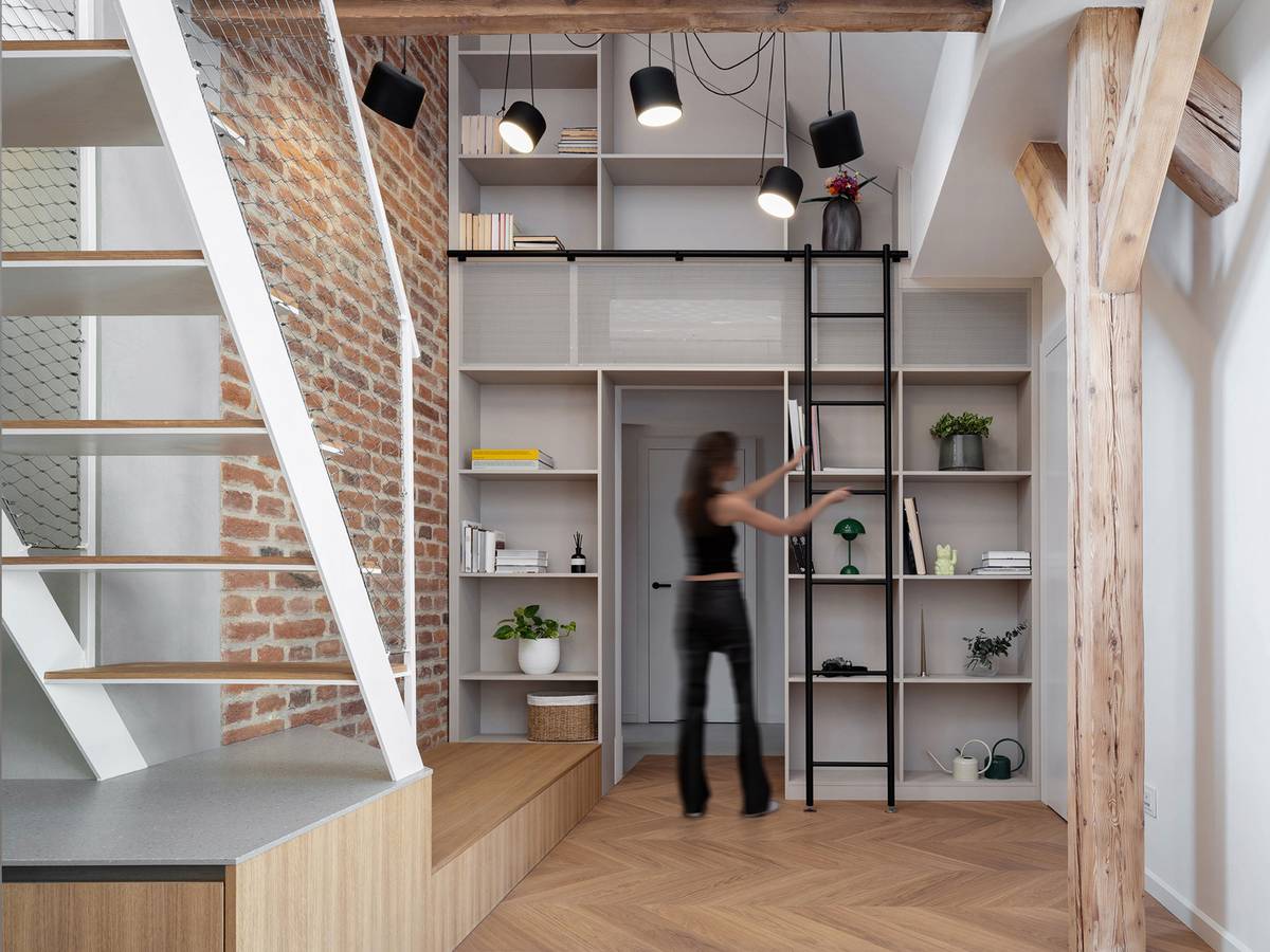 Knihovna nabízí velkorysý úložný prostor. Vybavena je teleskopickým žebříkem.