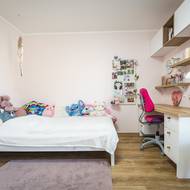 Rodina bydlela v Hradci Králové v bytě 2+kk, malá dcera v té době byla ve školce. Manželé si ale říkali, že až půjde do první třídy, bylo by dobré, aby měla svůj pokojíček.