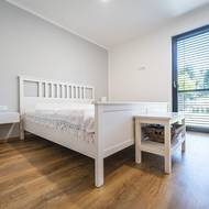 „Navrhli jsme si do domu i velká okna, aby nám to tu sluníčko trochu ohřívalo,“ říká Tomáš.