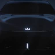 Charakteristický je především světelný podpis, novinkou je podsvícené logo.