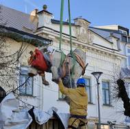Restaurátoři odstranili 120 let starou a zhruba tunu vážící sochu lva z někdejšího secesního hotelu Veliš ve Žďáru nad Sázavou. Byla v havarijním stavu.
