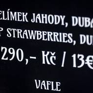 Kelímek jahod na Staroměstském náměstí pořídíte za cenu slušného oběda.