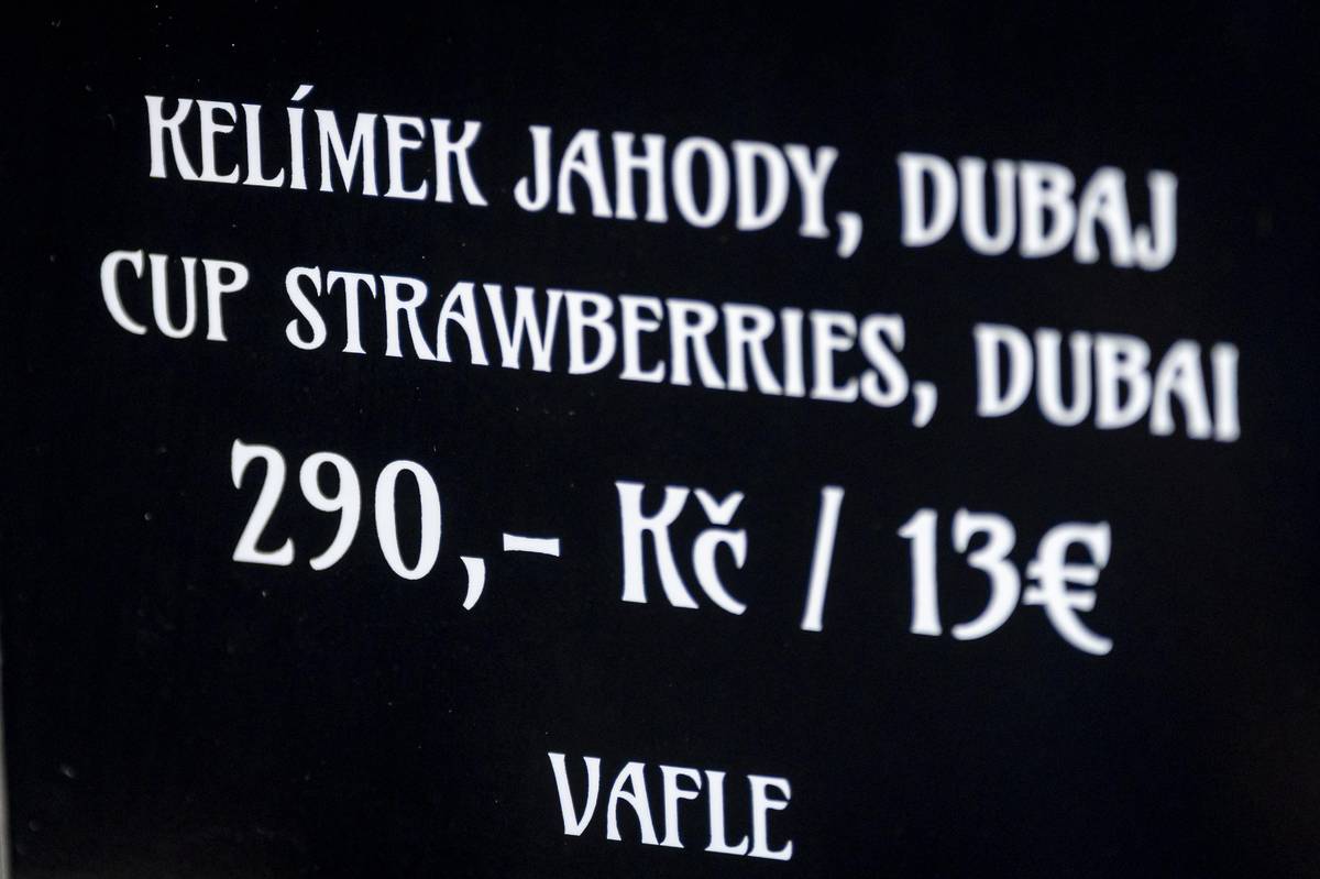 Kelímek jahod na Staroměstském náměstí pořídíte za cenu slušného oběda. 