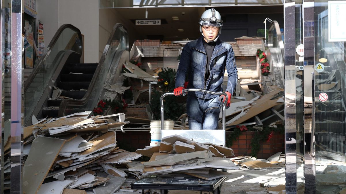 Japonsko hlásí po zemětřesení 30 zraněných, úřady varují před dalšími otřesy