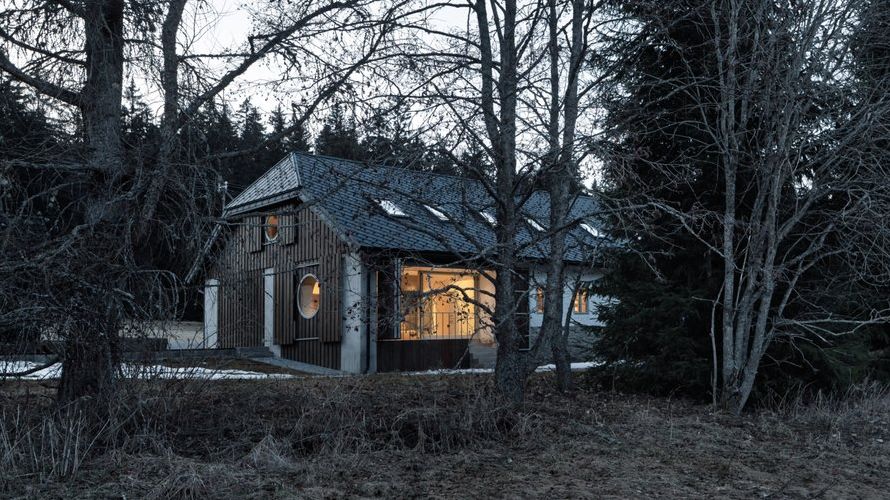 Rekonstrukce chalupy na Borových Ladech dala majitelům obývací pokoj s kruhovým oknem