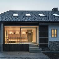 Na obývák navazuje terasa. 