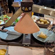 V horské chatě nabízí asi nejlepší raclette na světě.