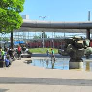 Před nádražím bude více zeleně, výtvarná díla a vodní prvek.