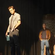 Jay jako neviditelný pozorovatel svého mladšího já (Charlie Rowe)