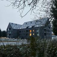 Dům tvoří dva velké propojené objekty.