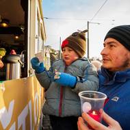 Kromě Betlémského světla rozdávali skauti i kalendář a sladkosti.