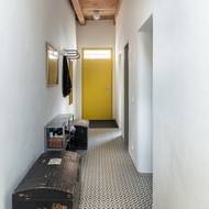 Vstupní dveře a chodba za nimi zůstaly beze změn.