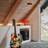 Chata je zařízena jako prostor, kde je člověku zkrátka dobře.