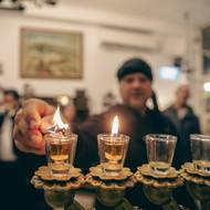 Na svícnu chanukija se každý večer zapaluje jedna svíčka. Jako připomínka zázraku starého více než dva tisíce let. 
