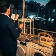 Chanukové svícny jsou všude. Za okny, v ulicích, na terasách. A klidně i na pračce. 