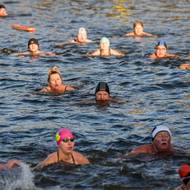 Plavaly se tři tratě: 100, 300 a 750 metrů. Někdo plaval pro vítězství, někdo pro radost a zdraví. 