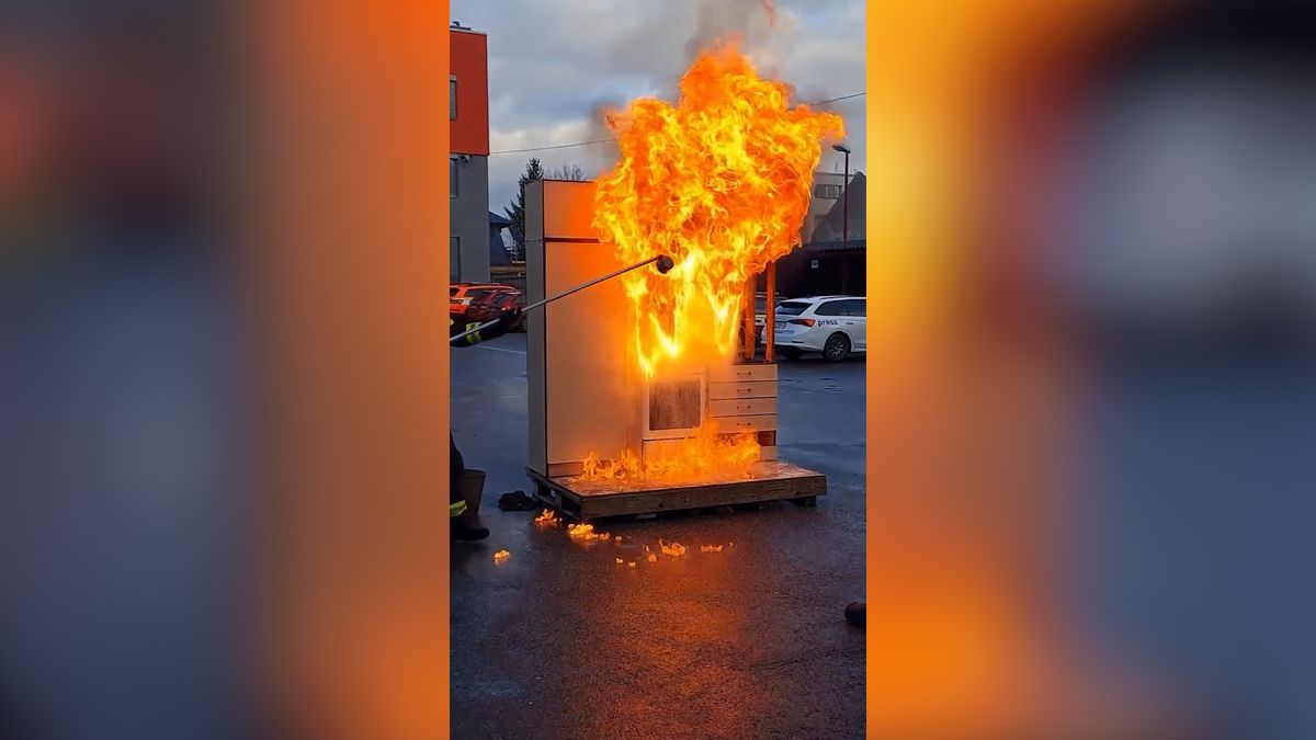 Při smažení se mu vznítil olej, s vážnými popáleninami ho do nemocnice transportoval vrtulník