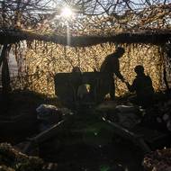 Děla jsou maskována sítěmi. 20. ledna 2025.