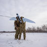 Vojáci 3. praporu 411. pluku ukrajinské armády s pozorovacím dronem A1-CM Furia. Fronta u Pokrovsku, Donbas, Ukrajina. 16.února 2025.