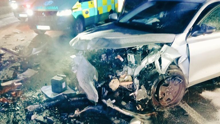 Po čelní srážce dvou aut u Trutnova sedm zraněných, z toho čtyři děti