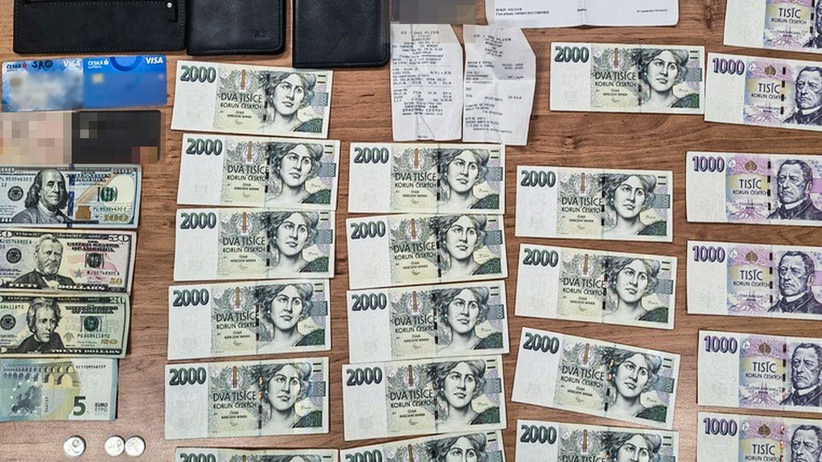 Žena našla u samoobslužné kasy v Plzni poklad. Předala ho strážníkům