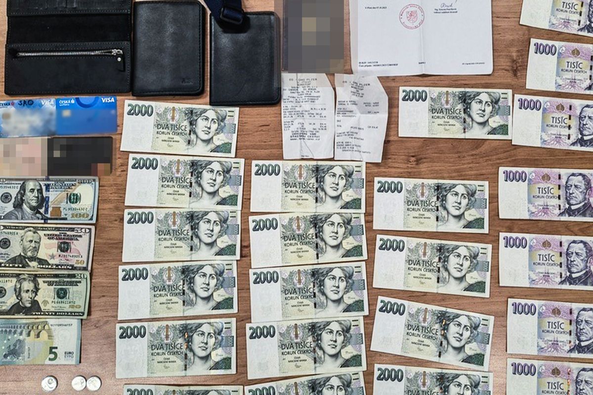 Žena našla u samoobslužné kasy v Plzni poklad. Předala ho strážníkům