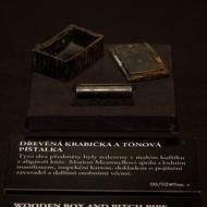 Osobní předměty M. Meanwellové na výstavě