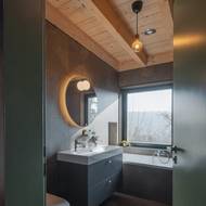 Z koupelny je výhled do údolí. 