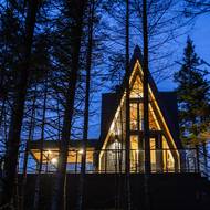 Pohled na chatu v noci