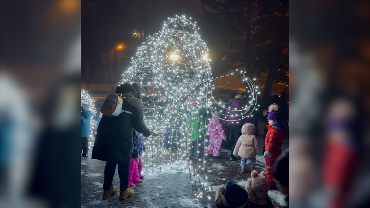 V Kopřivnici slaví Vánoce s mamuty. Obří výzdoba připomíná výročí Zdeňka Buriana